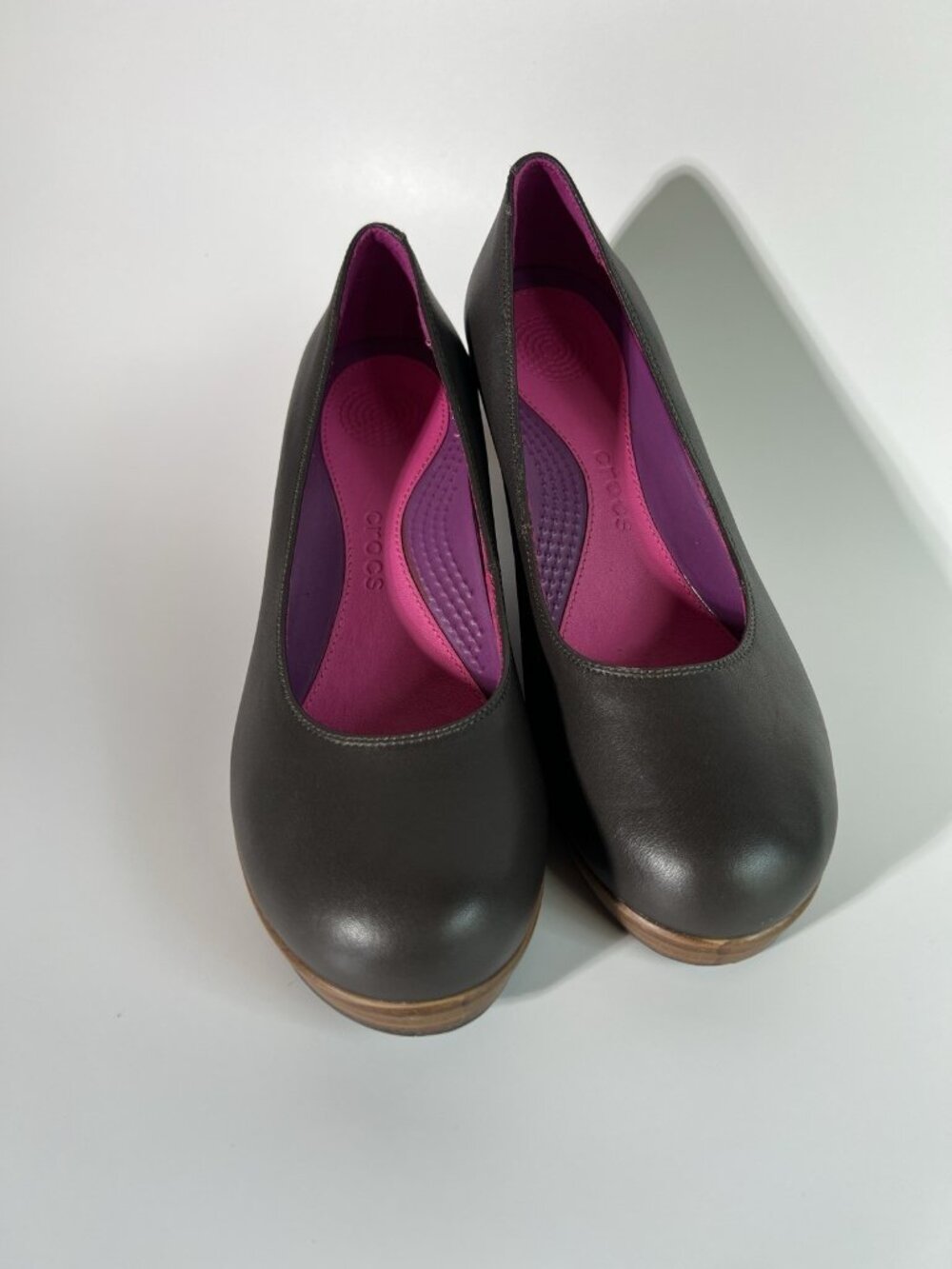 Crocs A-Leigh Espresso / Walnut Leather Closed Toe Wedge Pumps Women's Size 8 - Picture 3 of 14